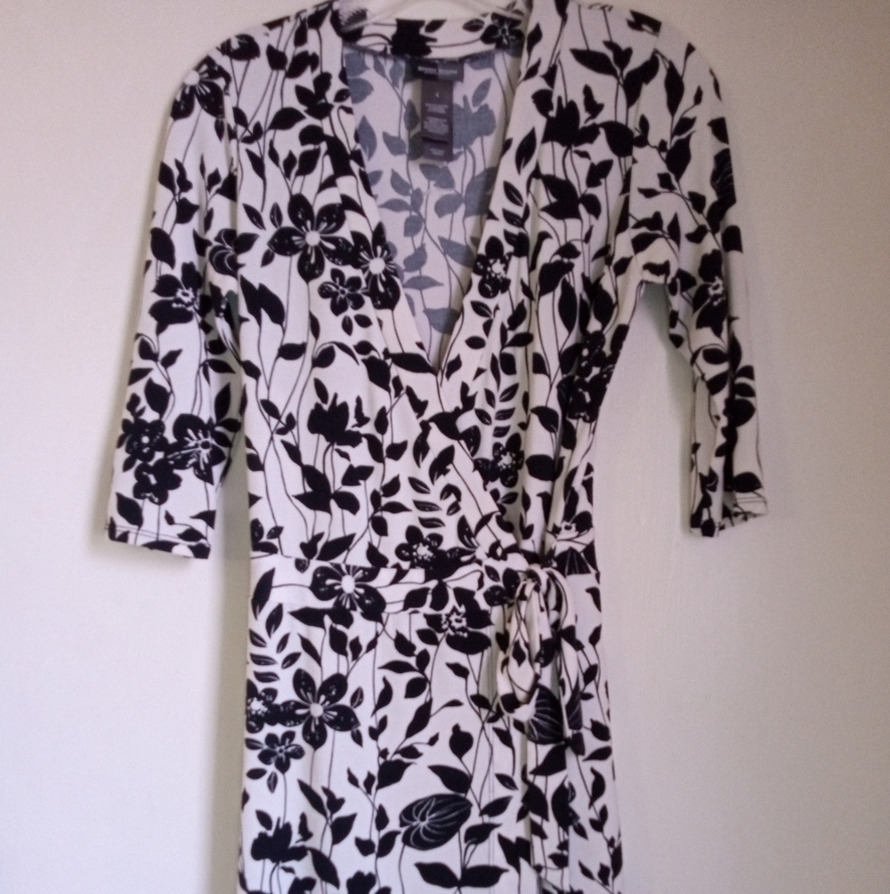 Bisou Bisou Michelle Bohbot black & white floral wrap midi dress size 4 NWOT